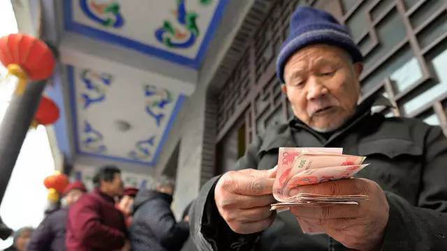 養老金能領(lǐng)多少錢(qián)？又一省公布養老金調整辦法，高齡退休人員有福了